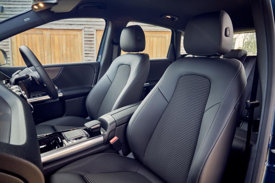 Интерьер Mercedes-Benz B180 Sport (W247) 2019 года  (UK) (фото 9 из 40)